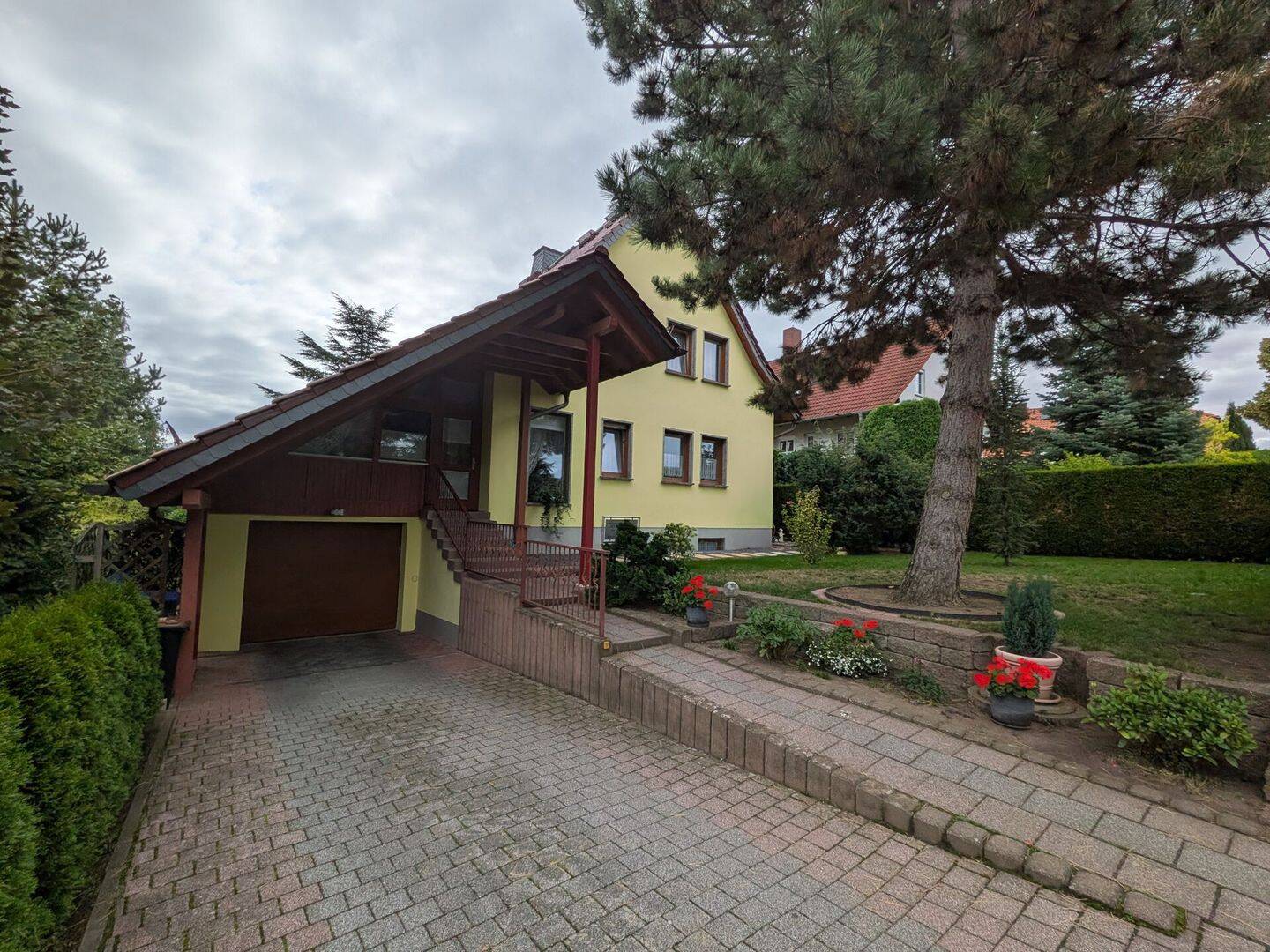 Eine Wohnidylle mit Kamin, Wintergarten und Wellnessbereich innen und außen, 99099 Erfurt