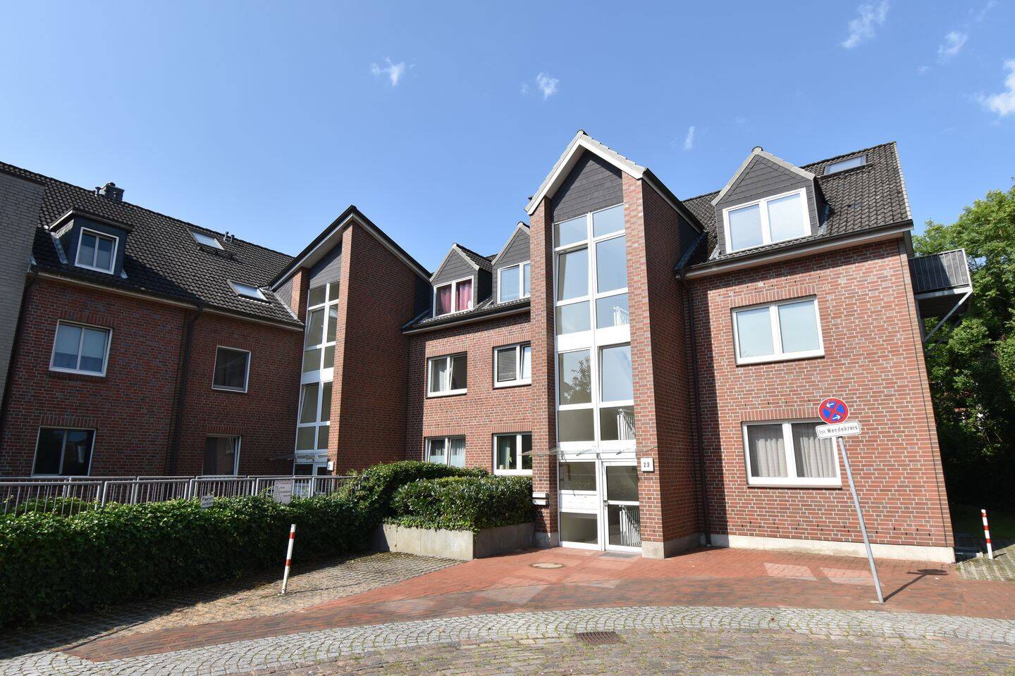 Moderne 3-Zimmer-Wohnung mit neuer Einbauküche, Balkon und modernem Duschbad in Wedel, 22880 Wedel