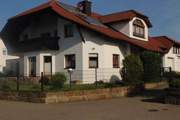 Exklusive 4,5-Zimmer-Terrassenwohnung mit Garage und 2 Stellplätzen in ruhiger Lage, 74889 Sinsheim