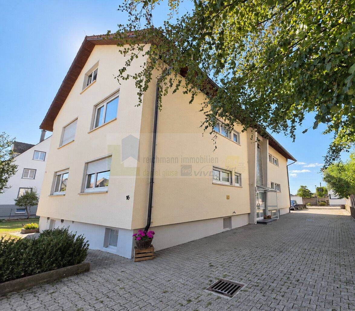 Dachgeschosswohnung mit 2 Zimmern, Garage und viel Potenzial für Eigennutzer oder Anleger, 78183 Hüfingen