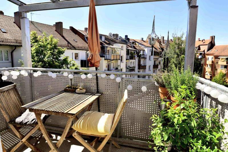2-Zimmer DG Wohnung mit Balkon und Einbauküche, 90461 Nürnberg