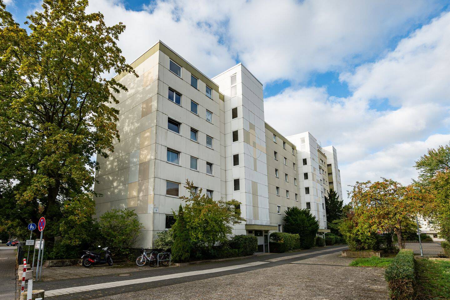 Frisch sanierte 1-Zimmer-Wohnung mit großem Balkon & Aufzug!, 30457 Hannover