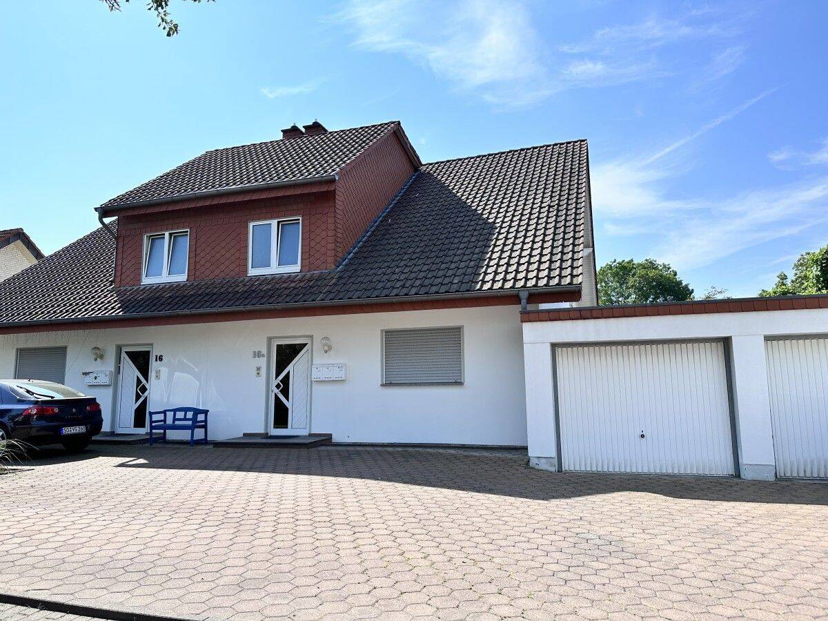 Gepflegtes Mehrfamilienhaus mit drei Wohneinheiten und zwei Garagen, 59597 Erwitte