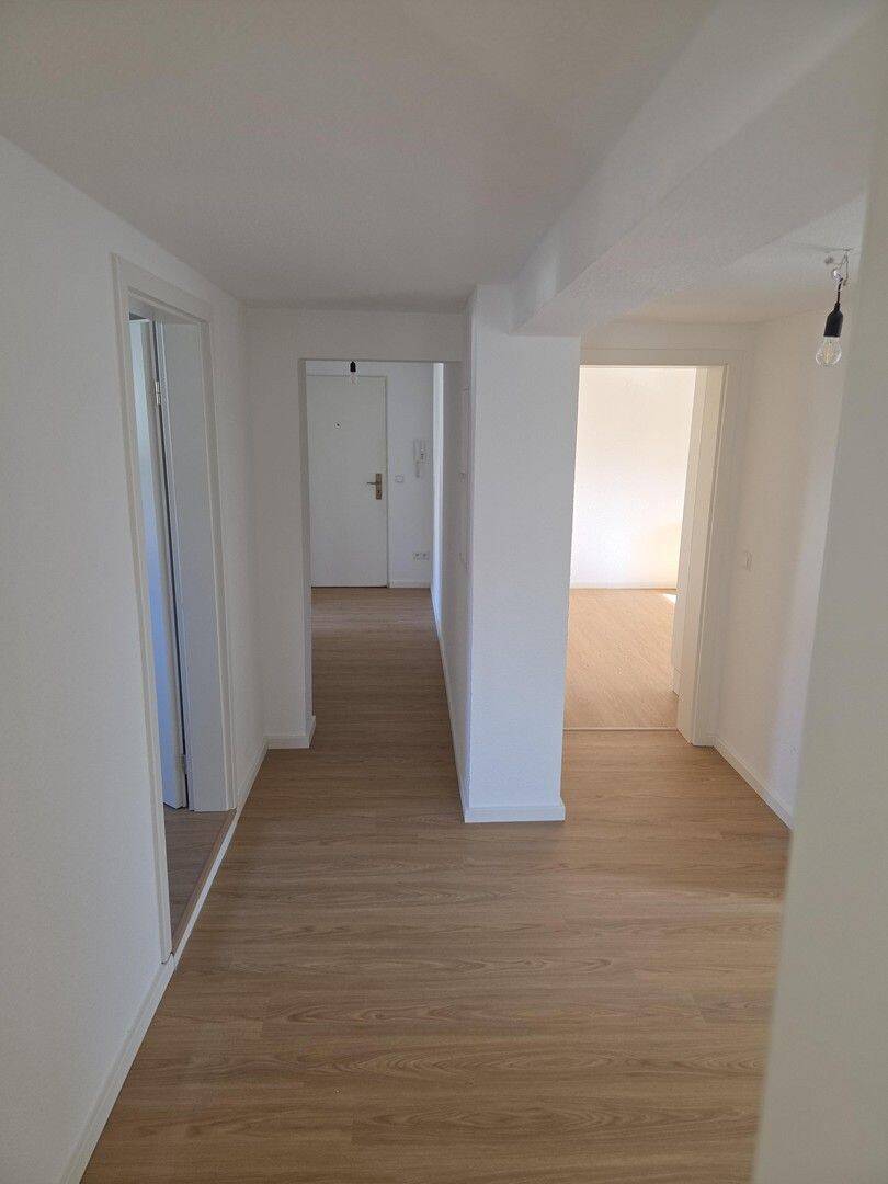 Frisch renoviert: 4-Zimmer-Wohnung mit ca. 93 m² – Küche und Stellplatz inklusive, 75334 Straubenhardt