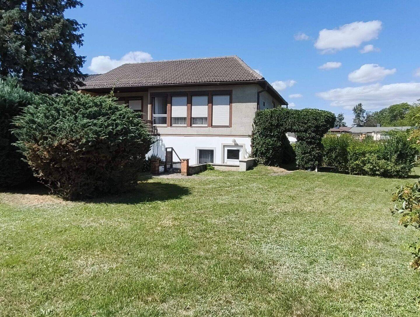Reihenhaus in ruhiger Siedlung. www.ohnemaklerprovisionverkaufen.de, 1996 Senftenberg