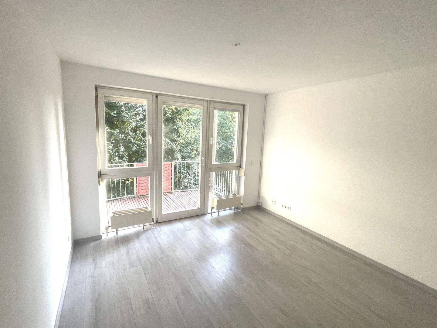 Gepflegte 2-Zimmer-Wohnung mit Balkon und XL-Tiefgarage nahe Wasserschloss Klaffenbach, 9221 Neukirchen/Erzgeb.