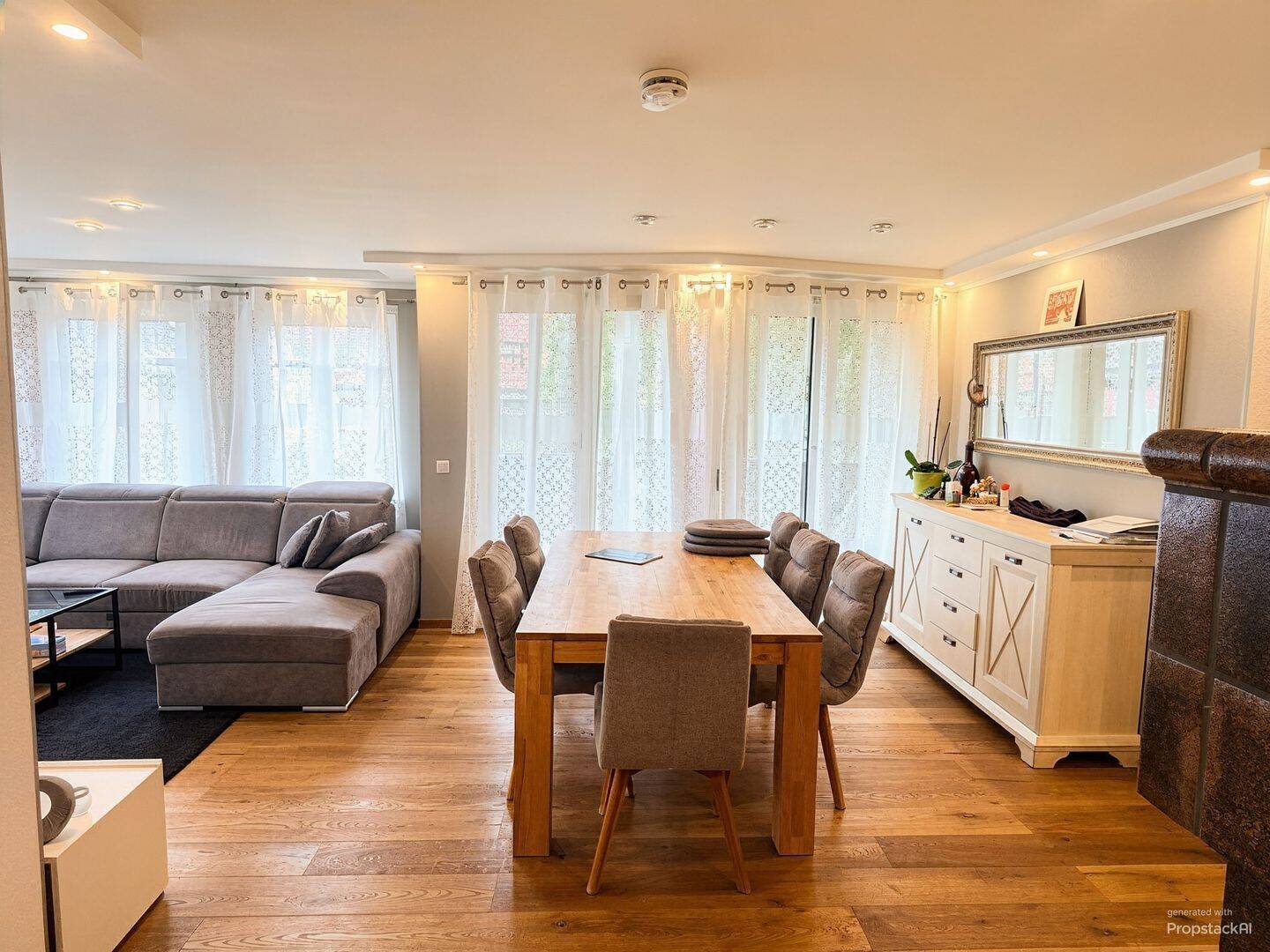 Großzügiges Wohnen in Reutlingen – 5 Zimmer, Kamin, zwei Balkone & zwei Garagen, 72764 Reutlingen