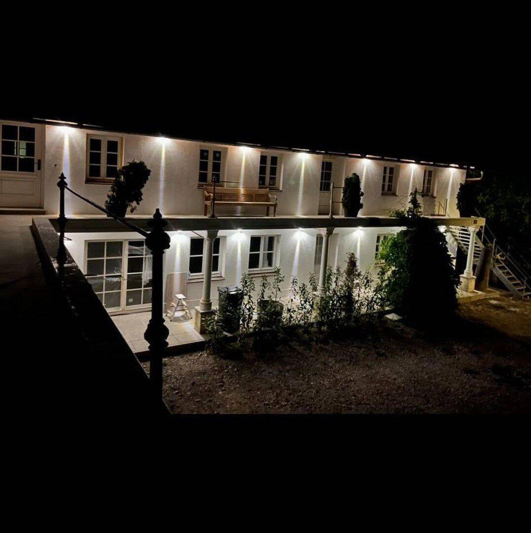 Lichtdurchflutete 4,5 Zimmer Galerie-Mansardenwohnung im historischen Dreiseithof in Gilching, 82205 Gilching