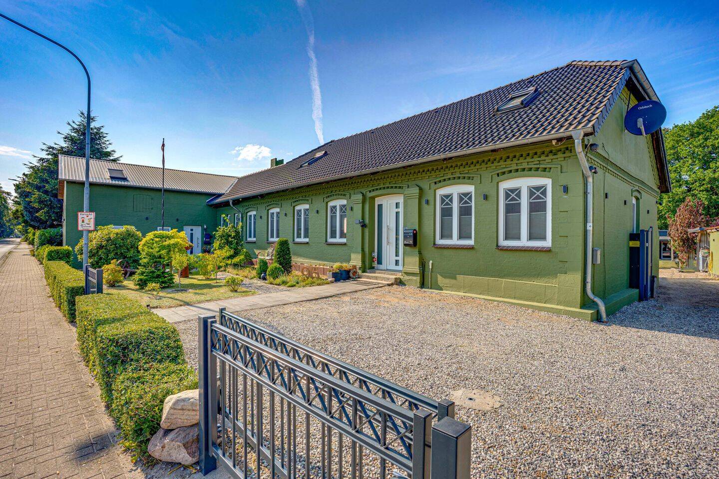 Ein Haus, viele Perspektiven: Zweifamilienhaus für Familie, Vermietung & mögliche Gewerbenutzung!, 24855 Jübek
