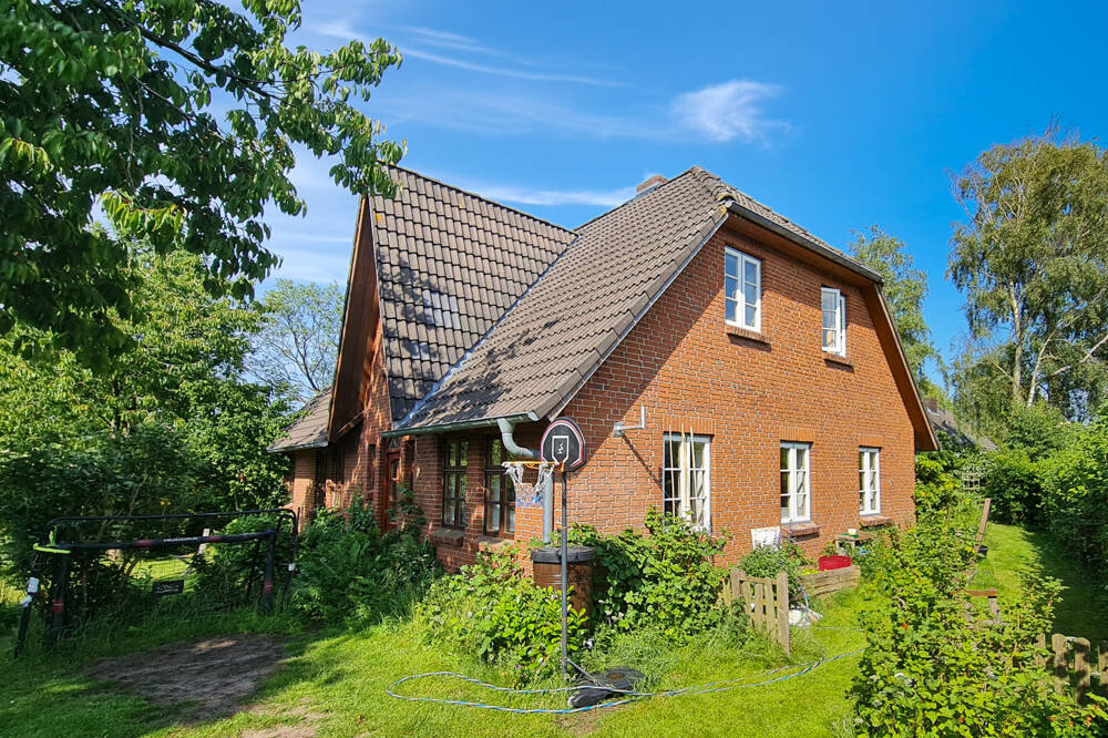Viel Platz, energetisch gut, Husum und Meer ganz nah: großes Einfamilienhaus mit Einliegerwohnung., 25856 Hattstedt