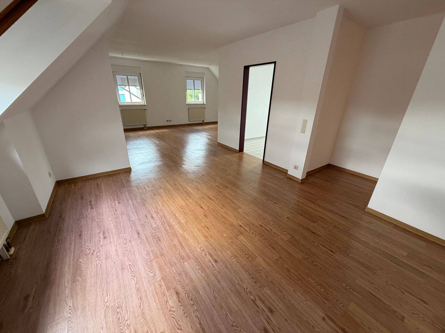 Sonnige, große 3-Zimmer-DG-Wohnung mit riesigem Wohn-/Esszimmer in ruhiger, gepflegter, kleiner Anlage mit Balkon und Gemeinschaftsgarten ab sofort, 90766 Fürth (Eigenes Heim Hardhöhe Unterfarrnbach Weststadt)