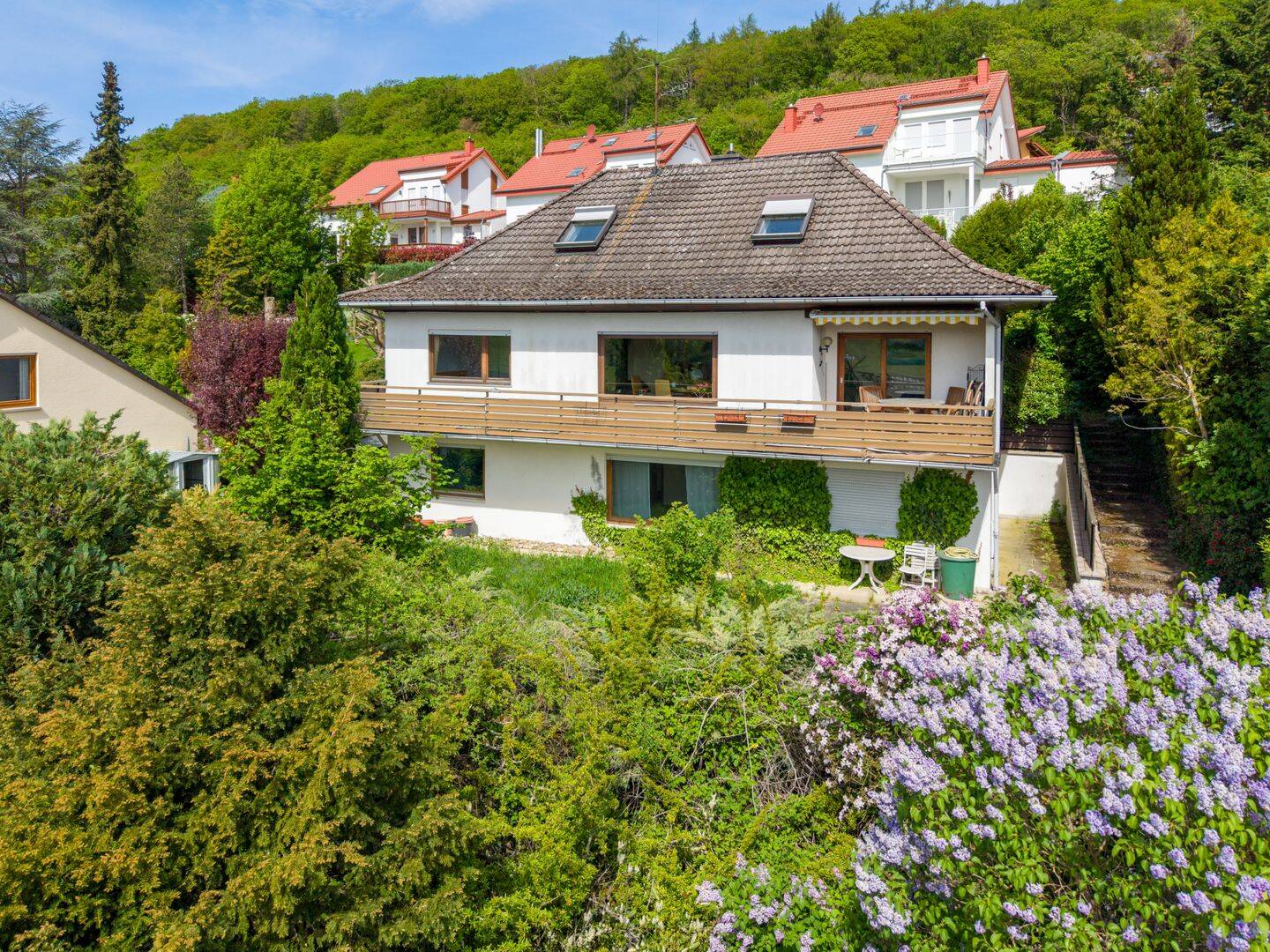 Einfamilienhaus mit Einliegerwohnung Wohnfläche 247 m2 mit Traumblick in Niedernhausen-Engenhahn, 65527 Niedernhausen