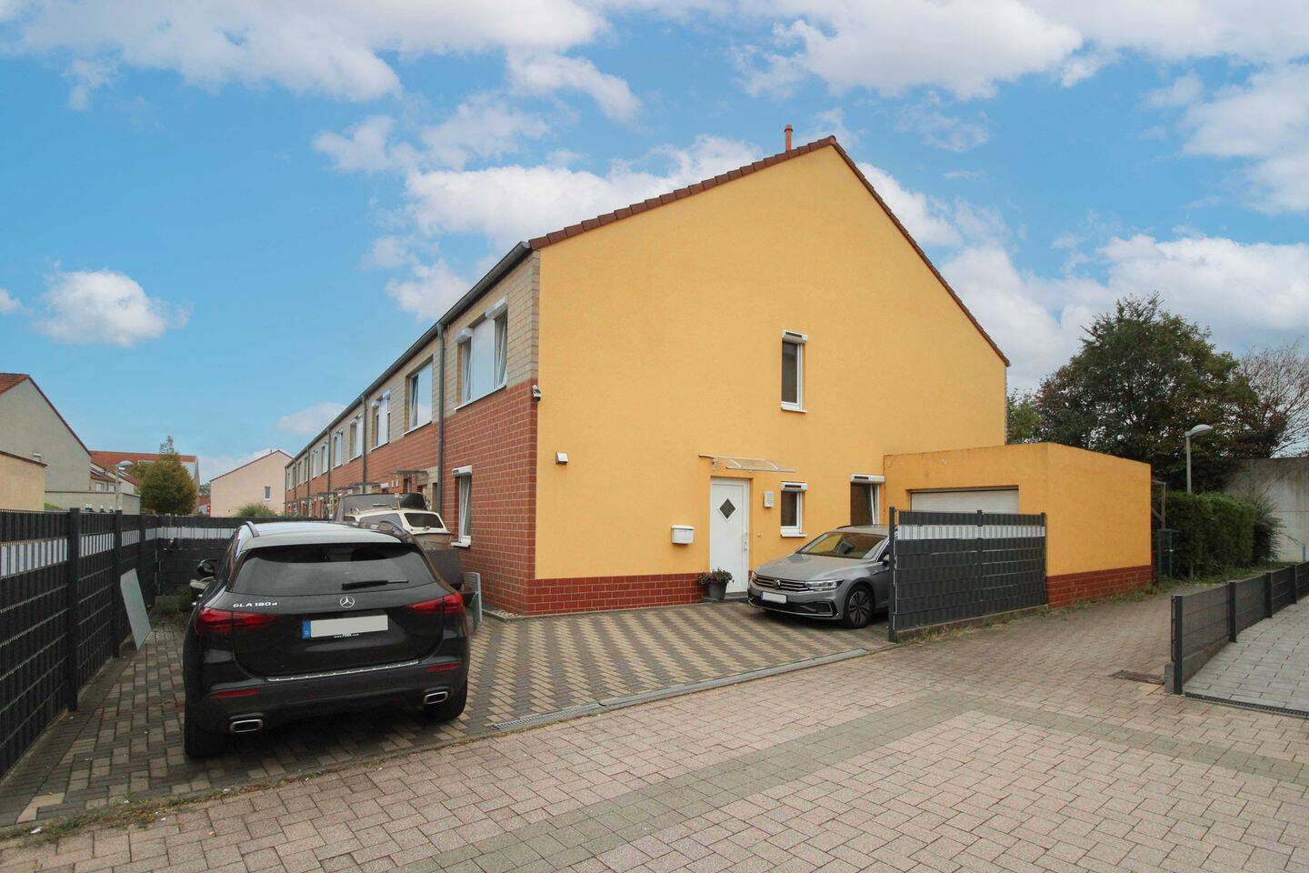 Reihenendhaus mit Garage und Stellplätzen in beliebter Wohnlage von Krefeld – Benrad, 47804 Krefeld