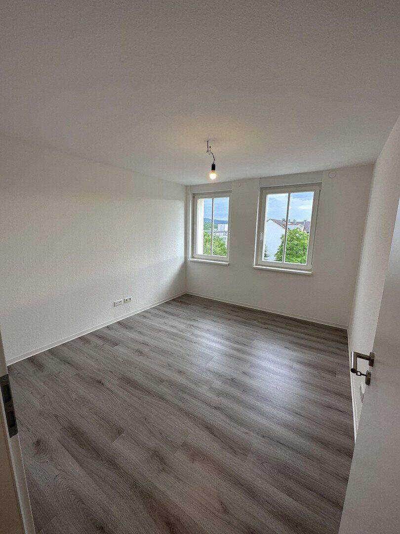 Kernsanierte 8-Zimmer Wohnung – Blick über Pforzheim, 75172 Pforzheim (Brötzingen Innenstadt Südweststadt Weststadt)