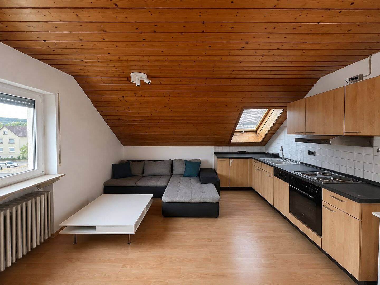 2-Zimmer-DG-Wohnung Möbliert Einbauküche Stellplatz Keller, 71139 Ehningen