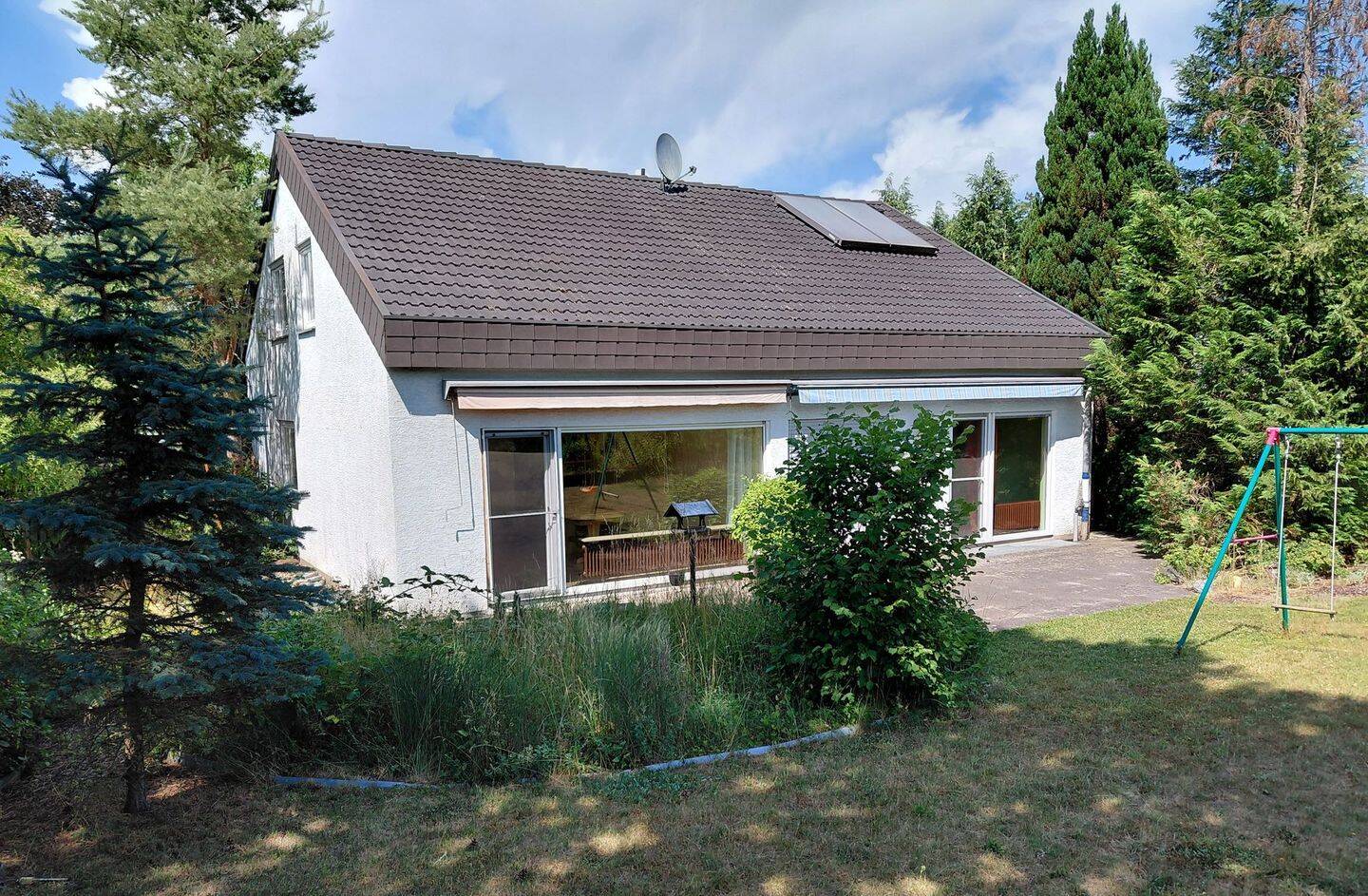 Freistehendes Einfamilienhaus mit 2 Wohnungen an Obstbaumwiesen Massiv mit großem Grundstück, 74372 Sersheim