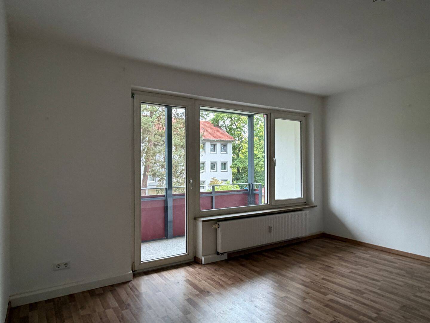 Helle 2-Zimmer-Wohnung mit Loggia, Einbauküche und modernem Bad!, 91058 Erlangen (Bruck Eltersdorf Erlangen-Süd Sebaldussiedlung Tennenlohe)