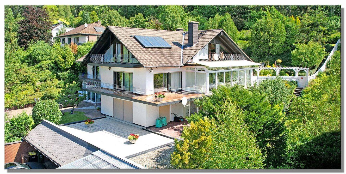 Großes Wohnhaus mit Garagen in schöner Waldrandlage von Zierenberg, 34289 Zierenberg