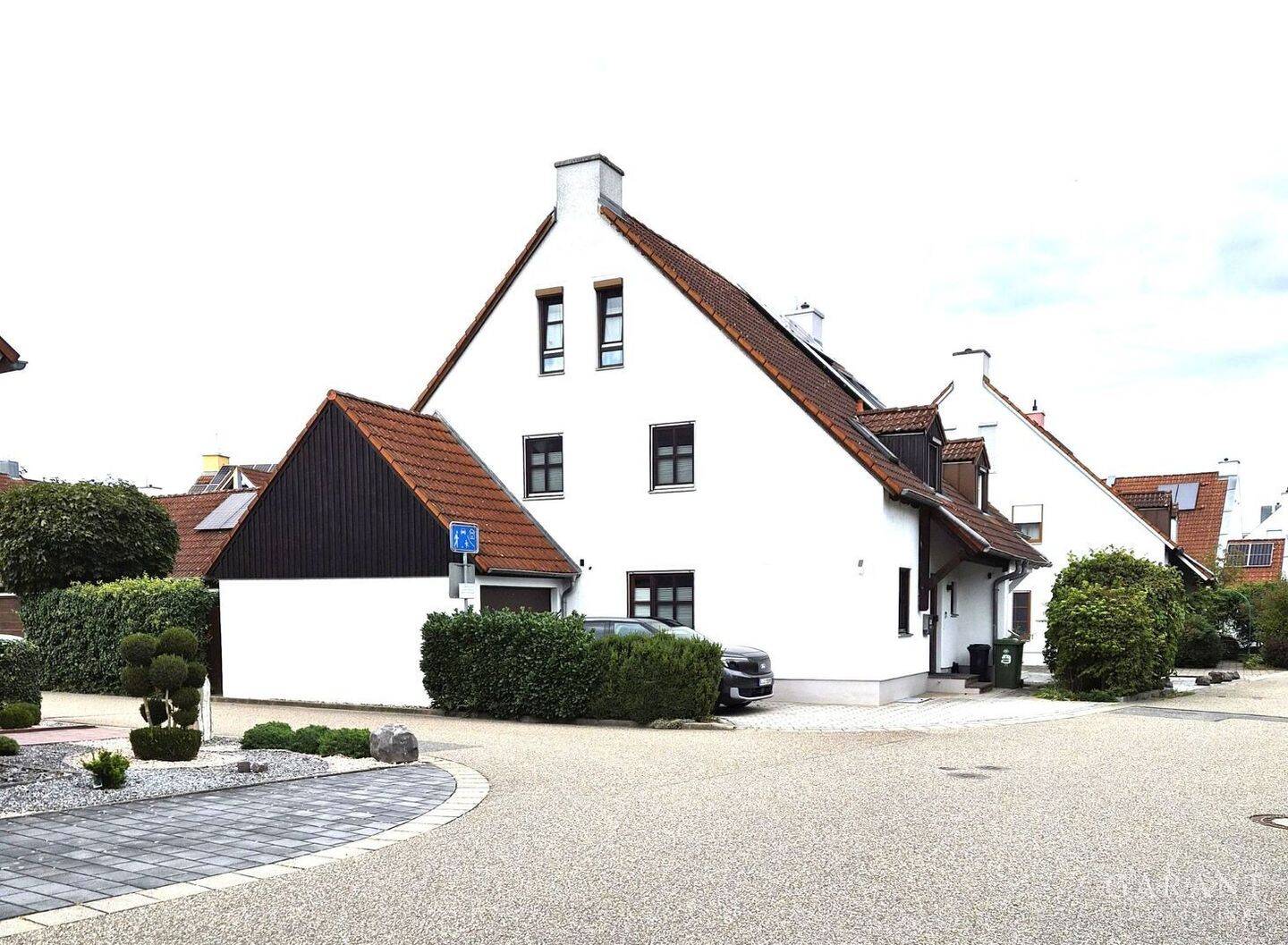 Exklusiver Wohntraum in Neutraubling: Vollsanierte Doppelhaushälfte mit Sauna Oase!, 93073 Neutraubling