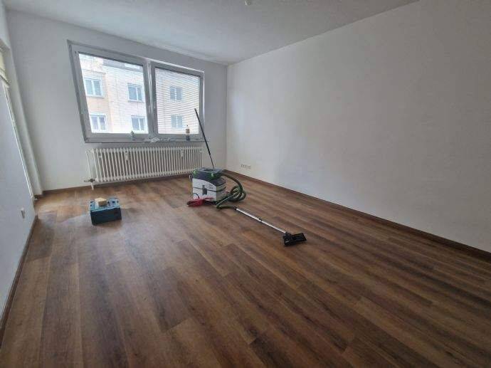 SANIERT — Helle 3 Zimmer Wohnung mit Balkon in Nürnberg/St.Leonhard, 90439 Nürnberg (Großreuth bei Schweinau Schweinau Sankt Leonhard Sündersbühl)