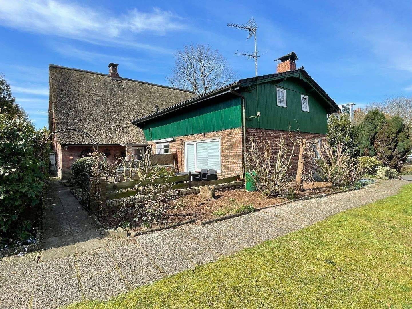 FREIE WOHNANLAGE – 3 Wohnungen in einem zauberhaften Anwesen – ca. 200 m2/ 94m2 / 68 m2 kernsaniert, 25451 Quickborn