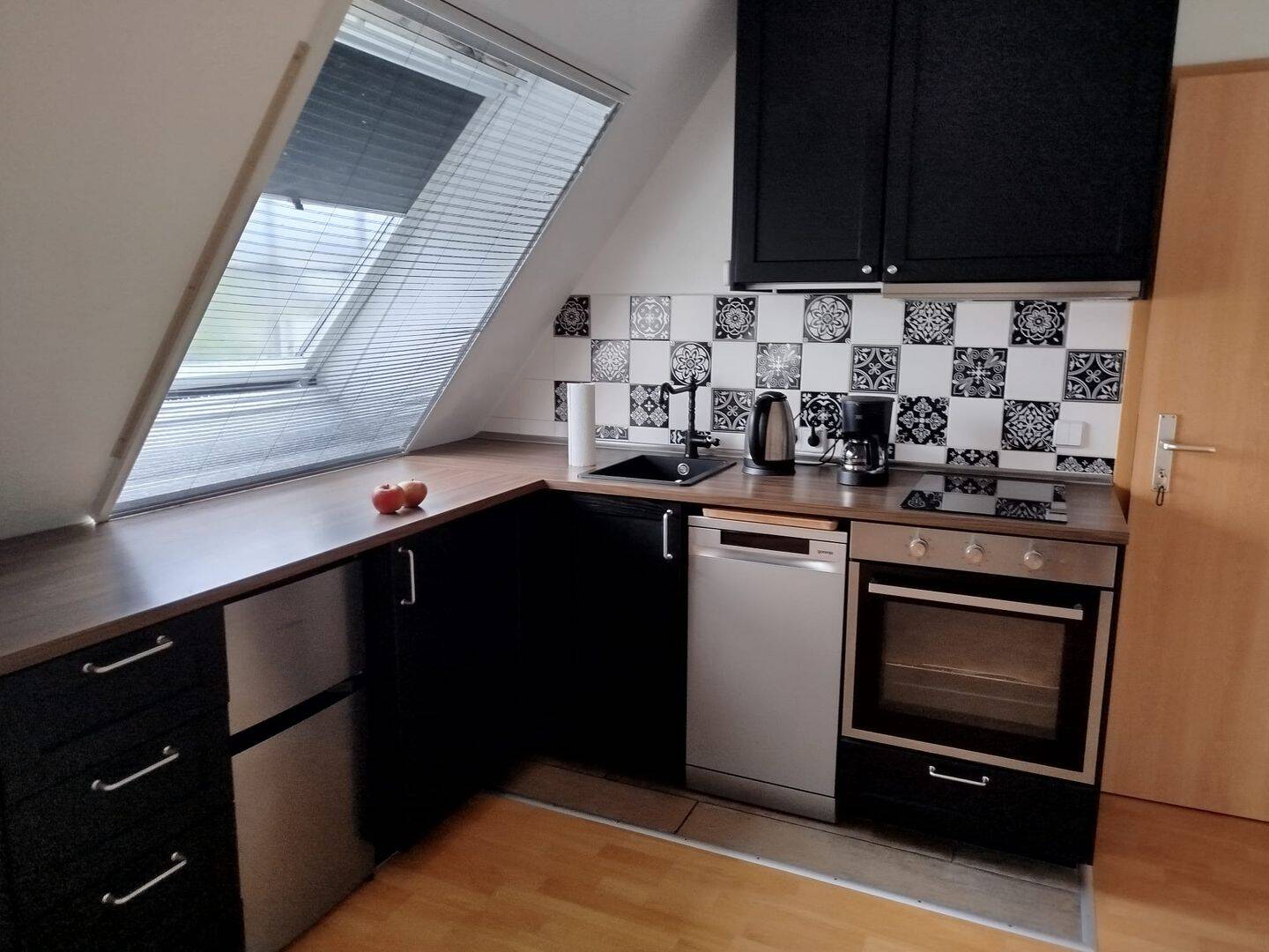 1 Zi. Dachwohnung, EBK, Parkplatz, 16562 Hohen Neuendorf