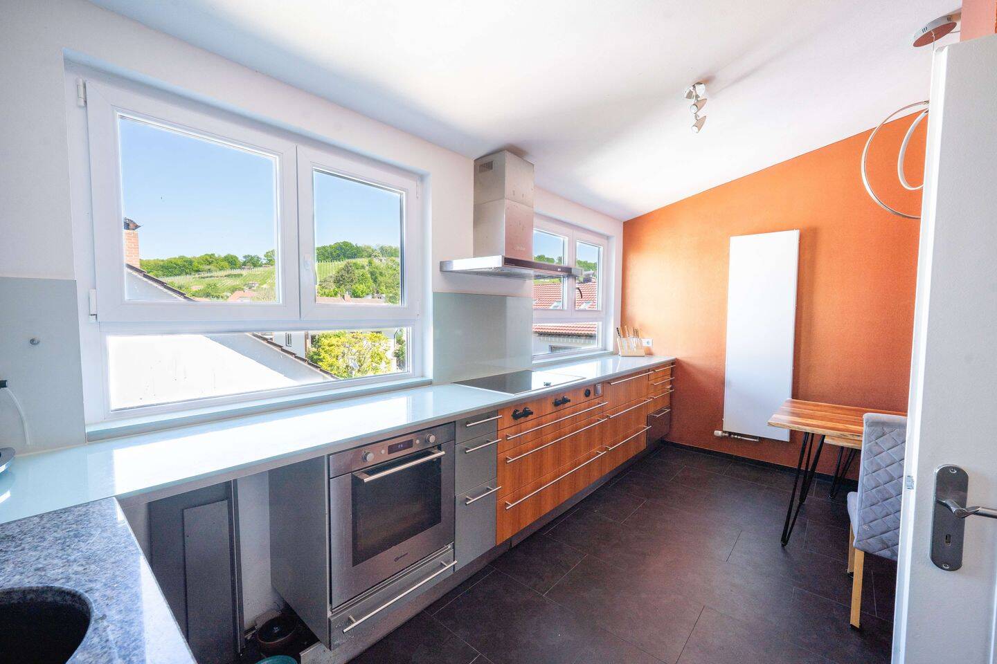 Bezugsfreie 4-Zimmer-DG-Wohnung mit Klima, Ostbalkon, Gemeinschaftsgarten & 2 Stellplätzen, 79194 Gundelfingen