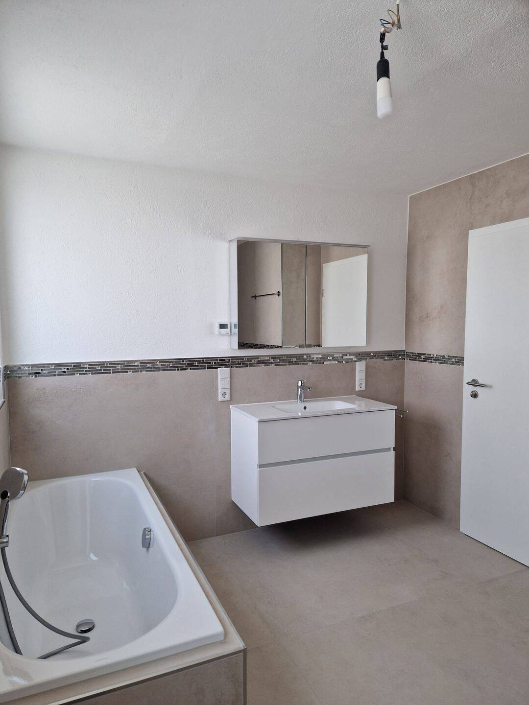 Hochwertige 3-Zimmerwohnung mit Erstbezug nach Kernsanierung – Ihr neues Zuhause auf Neubauniveau!, 76228 Karlsruhe