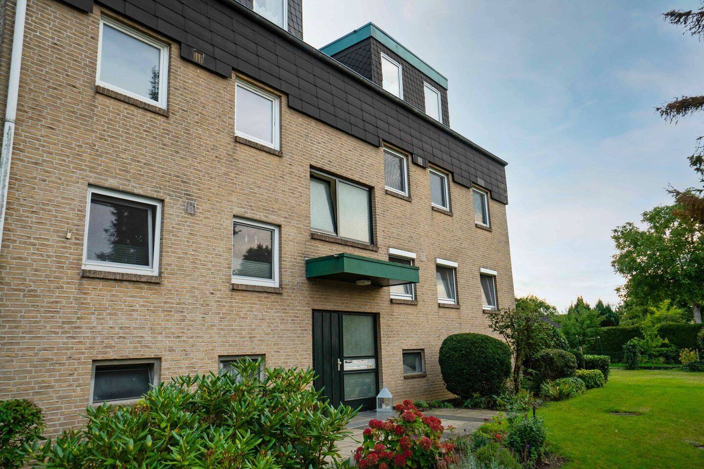 Gemütliche Dachgeschoss-Whg. mit Ausblick – 3 Zimmer mit Balkon & Garage in Pansdorf, 23689 Ratekau