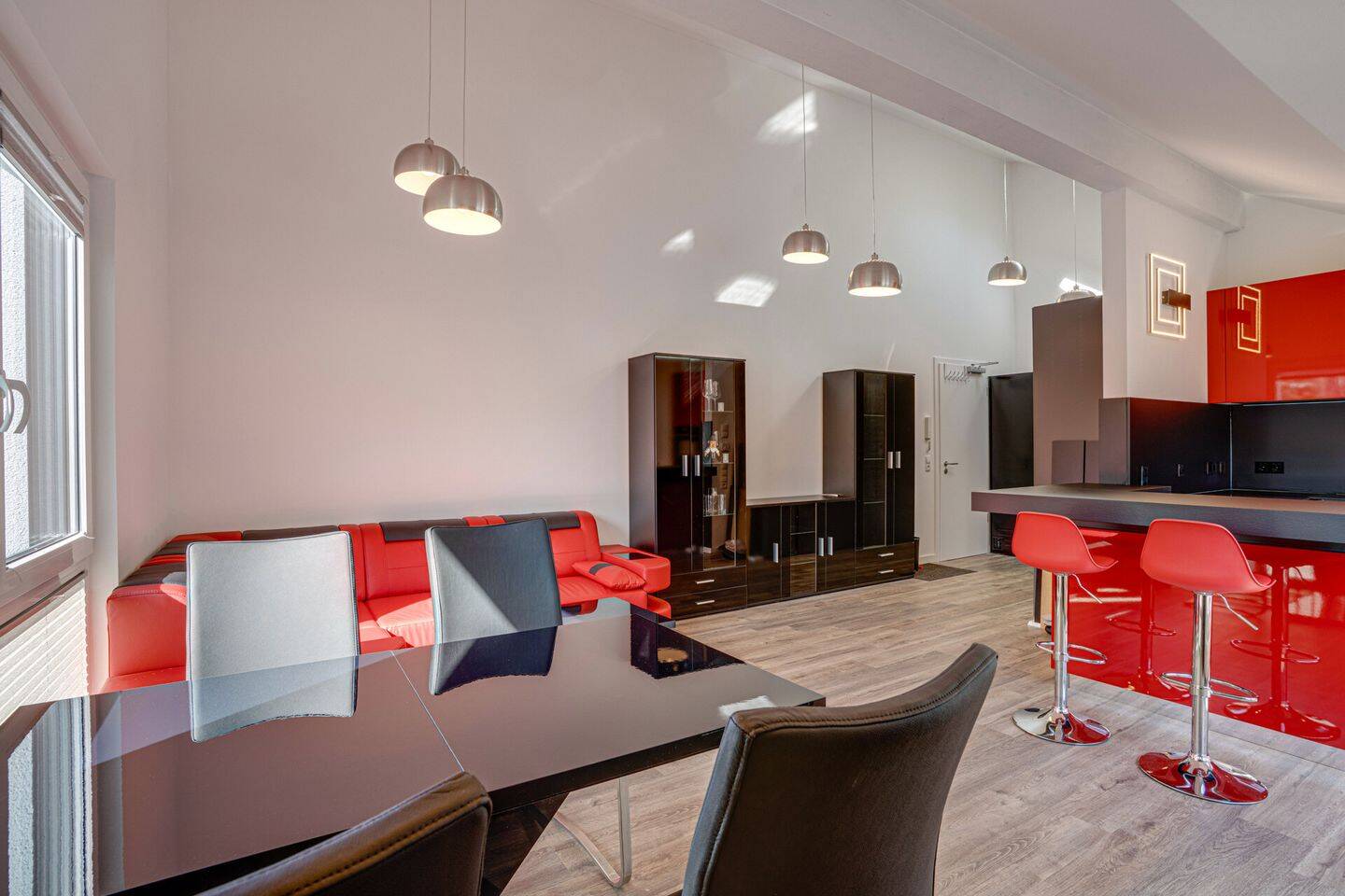 Neuwertige DG-Wohnung im Herzen Glücksburgs: 2 Zi., 65 qm, offene EBK, Dachterrasse, hohe Decken, 24960 Glücksburg (Ostsee)