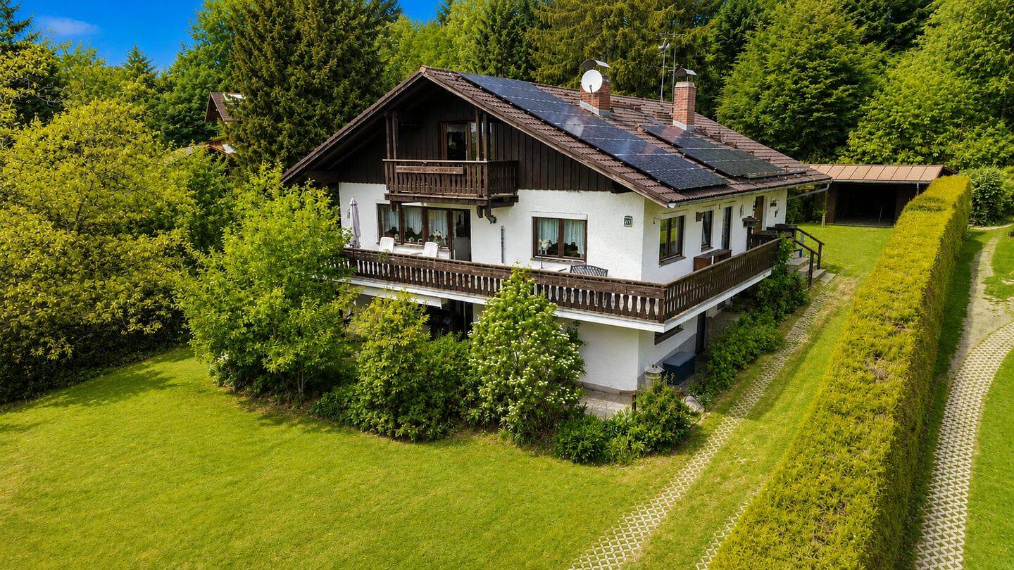 Großzügiges Anwesen mit 300 m² Wohnfläche, Waldgrundstück, Wohnmobil-Garage und PV-Anlage mit 18KW, 94536 Eppenschlag
