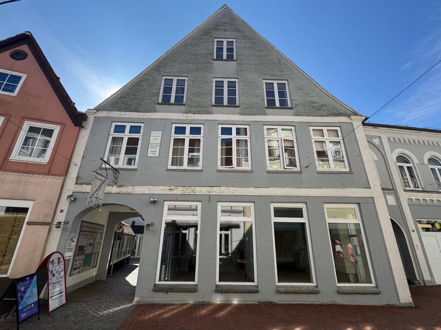 Schleswig: Historischer Charme trifft Wohnkomfort – 3-Zimmer-Wohnung mit Blick auf den Kornmarkt, 24837 Schleswig