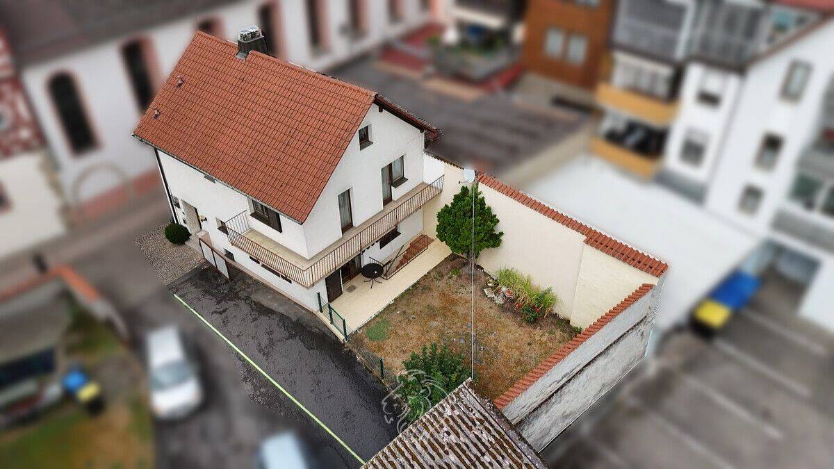 Mitten im Zentrum von Tauberbischofsheim – Wohnhaus mit kleinem Garten und Garage, 97941 Tauberbischofsheim