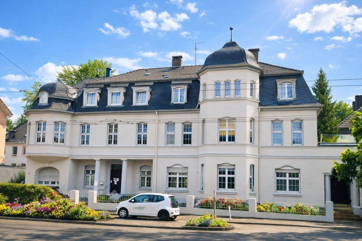 Renovierte Zwei-Zimmer-Wohnung im Dachgeschoss, 42653 Solingen (Gräfrath Solingen-Mitte Wald)