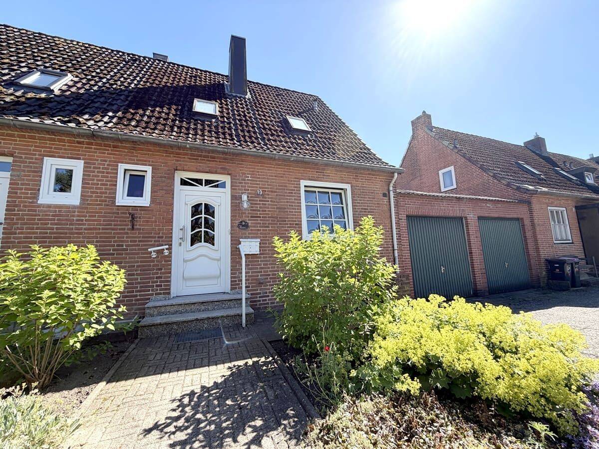 Reihenendhaus in kleiner Seitenstrasse von Schleswig mit Keller, Garten und Garage, 24837 Schleswig