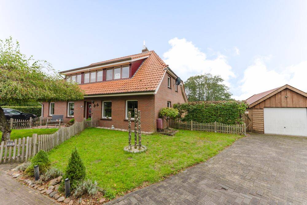 Einfamilienhaus mit Nebengebäuden in Laar-Agterhorn, 49824 Laar