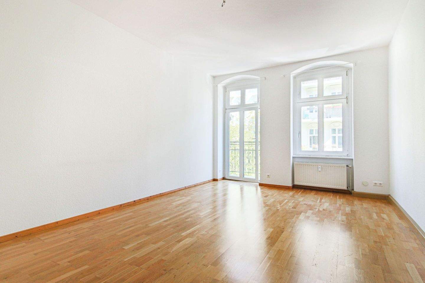 Altbaucharme mit Balkon – Helle 2-Zimmer-Wohnung im klassischen Berliner Altbau, 13353 Berlin (Mitte Charlottenburg-Nord Gesundbrunnen Tiergarten Wedding)