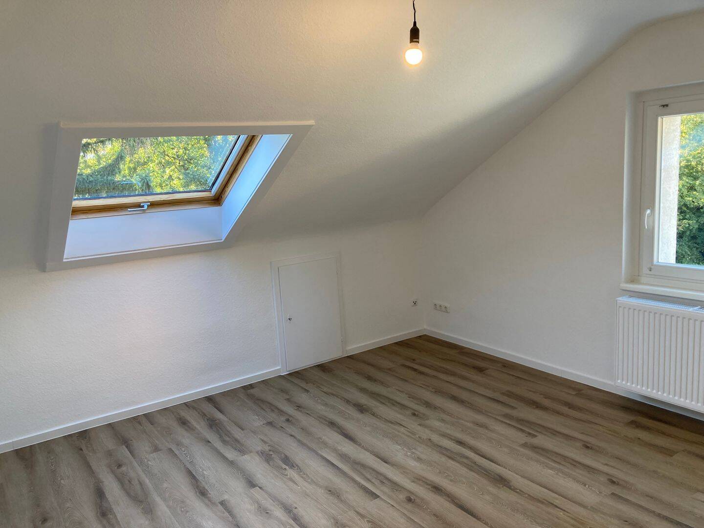 Komplett modernisierte 2-Zimmer-Dachgeschoss-Wohnung in guter Lage, 60439 Frankfurt am Main (Heddernheim Kalbach Niederursel Praunheim)