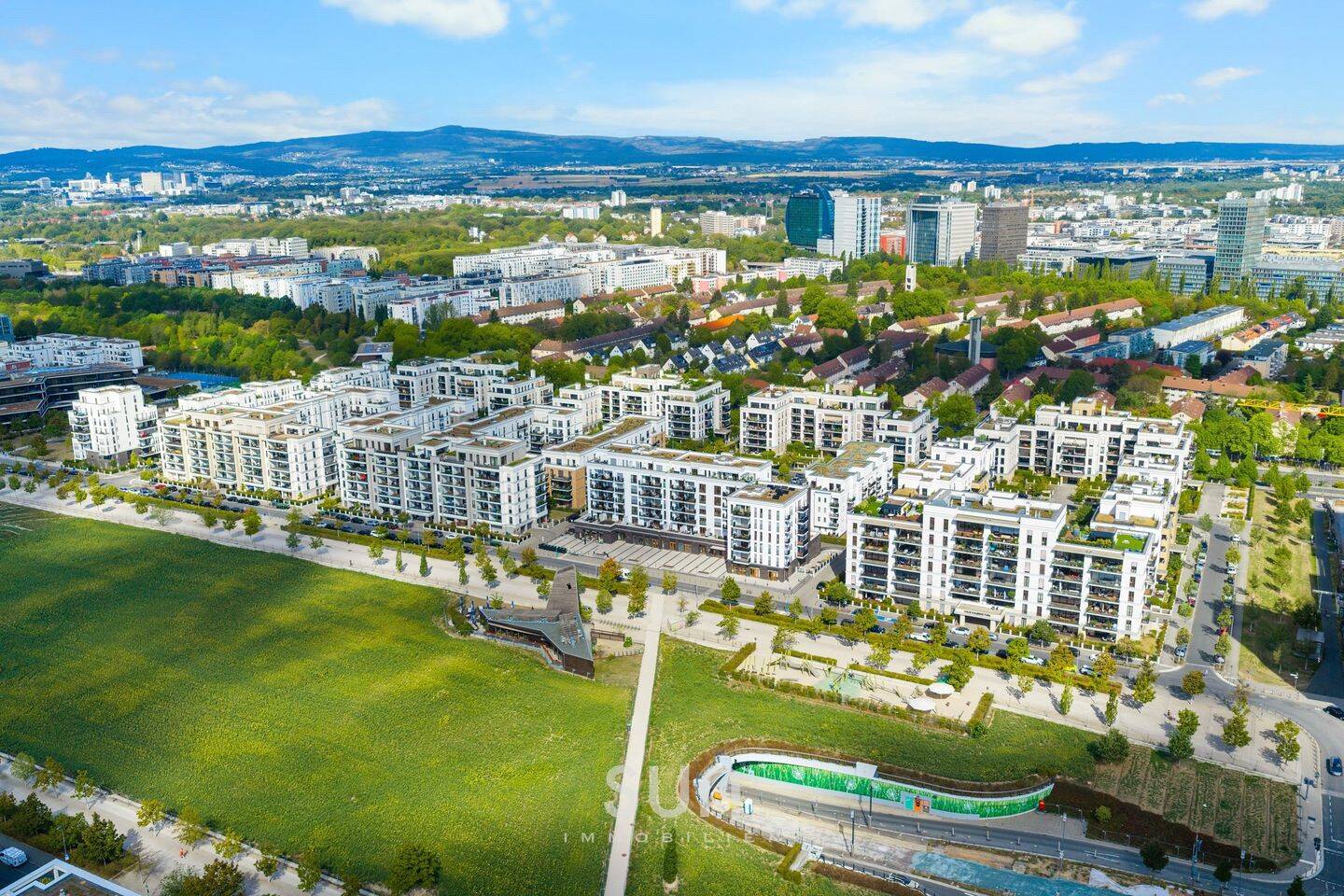 URBANES WOHNEN IM PARKEND – stilvolles Apartment mit Balkon und Weitblick, 60486 Frankfurt am Main (Bockenheim Gallus Rödelheim Westend-Süd)