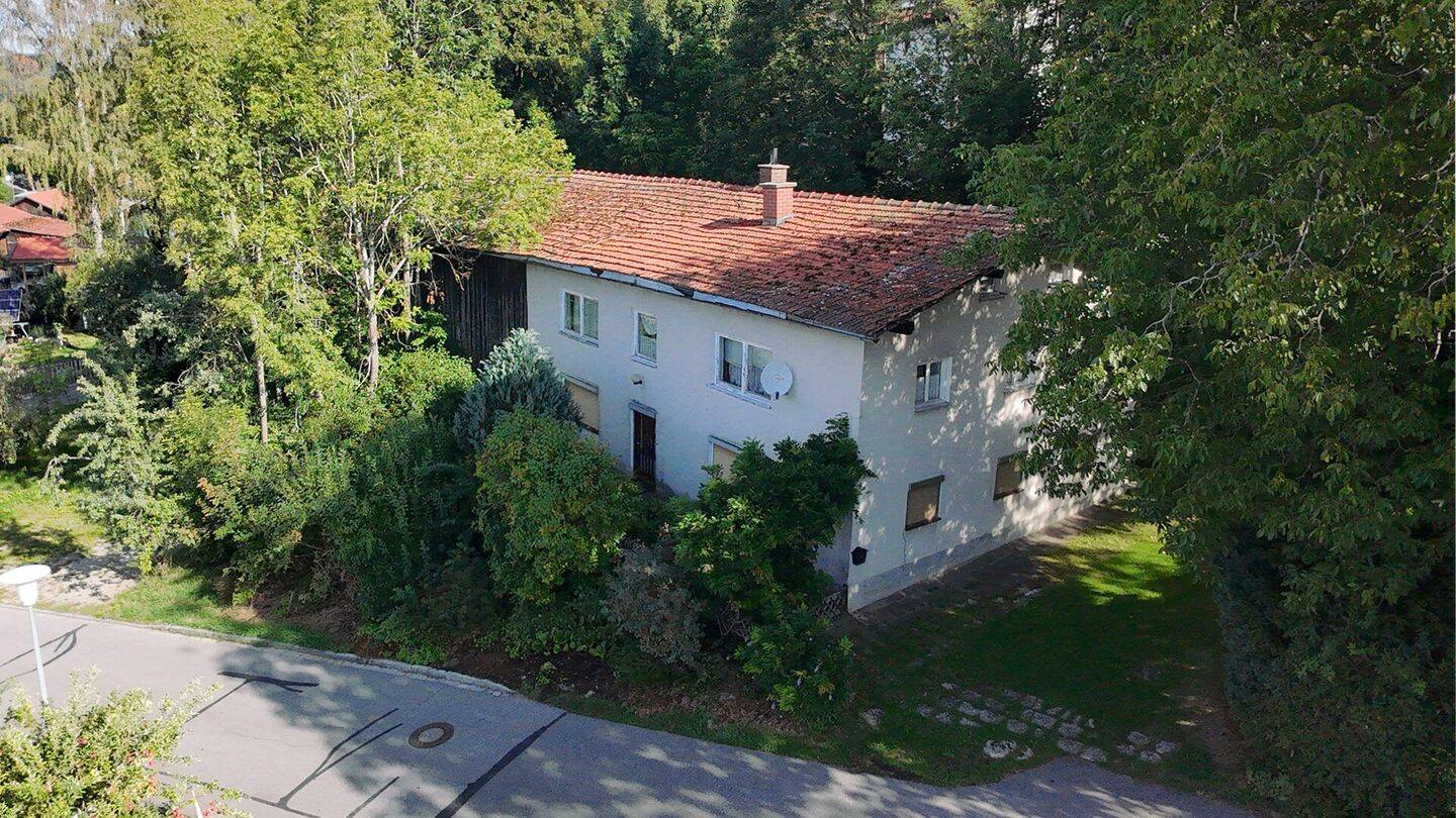 Sanierungsbedürftiges Wohnhaus mit großem Grundstück, 94262 Kollnburg