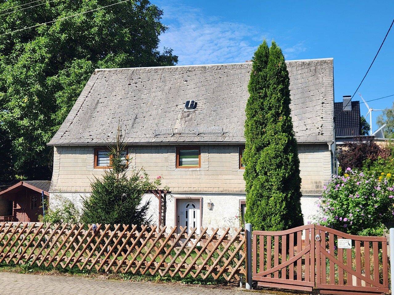 Altes Wohnhaus mit DDR-Anbau und zwei Garagen auf schönem Grundstück, 9355 Gersdorf