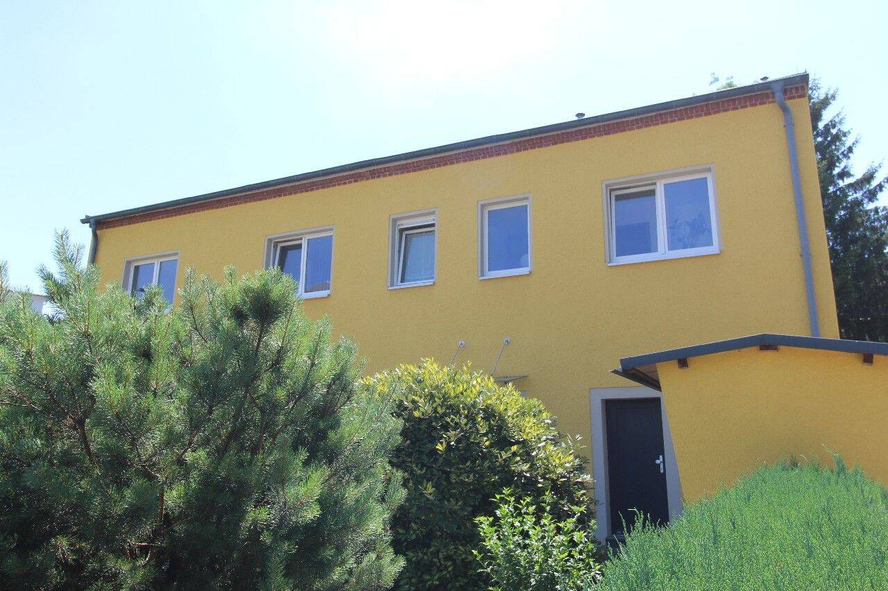 Wohnhaus mit großer Garage und Wirtschaftsräumen im EG, 9212 Limbach-Oberfrohna