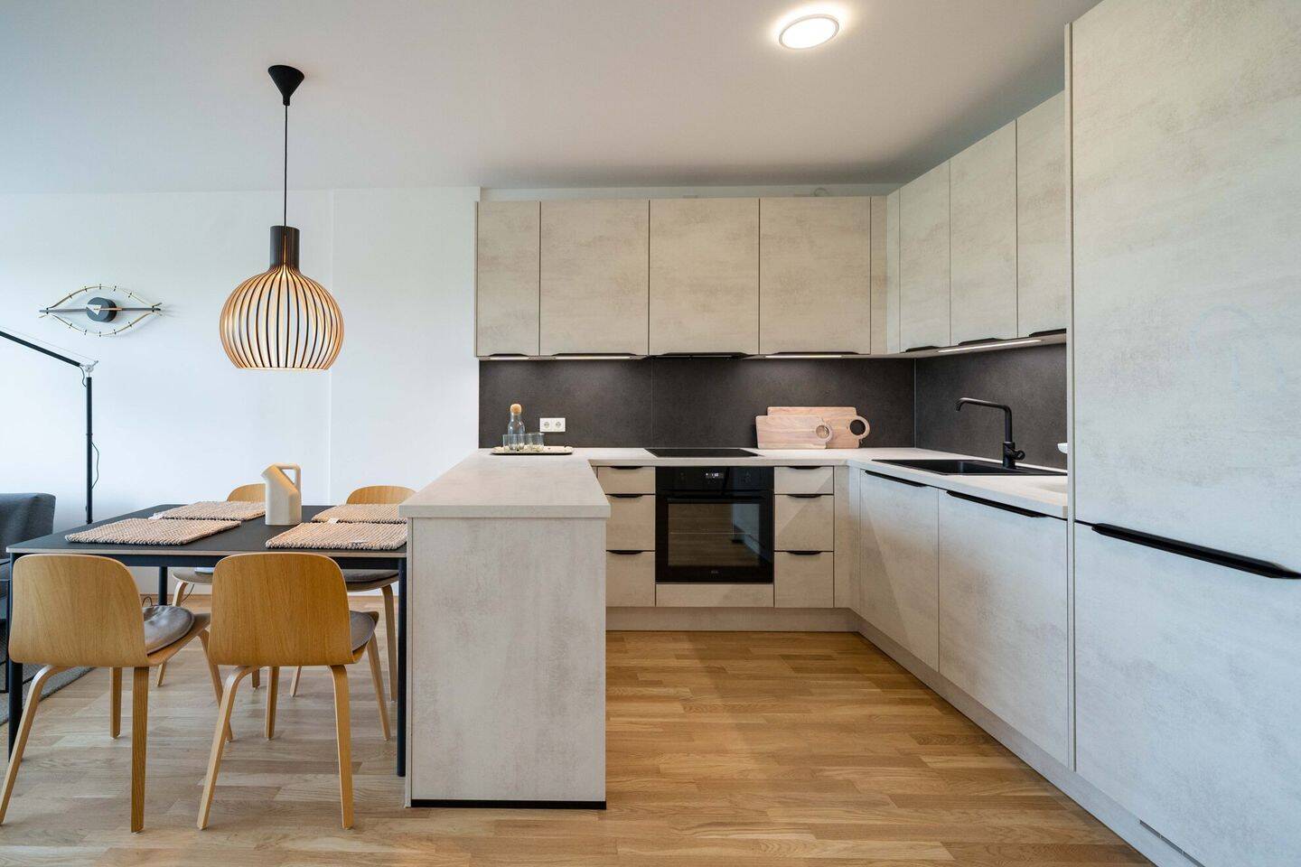 Optimal geschnittene Zweizimmerwohnung mit Westbalkon und Einbauküche, 93051 Regensburg (Galgenberg Großprüfening-Dechbetten-Königswiesen Kumpfmühl-Ziegetsdorf-Neuprüll)