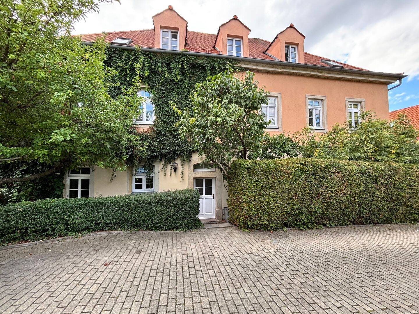 Charmante 1-Zimmer-Wohnung im historischen Dreiseitenhof Alträcknitz 13 in Dresden – grüne Oase nahe TU Dresden, 1217 Dresden (Kleinpestitz/Mockritz Leubnitz-Neuostra Räcknitz/Zschertnitz Strehlen Südvorstadt-Ost)
