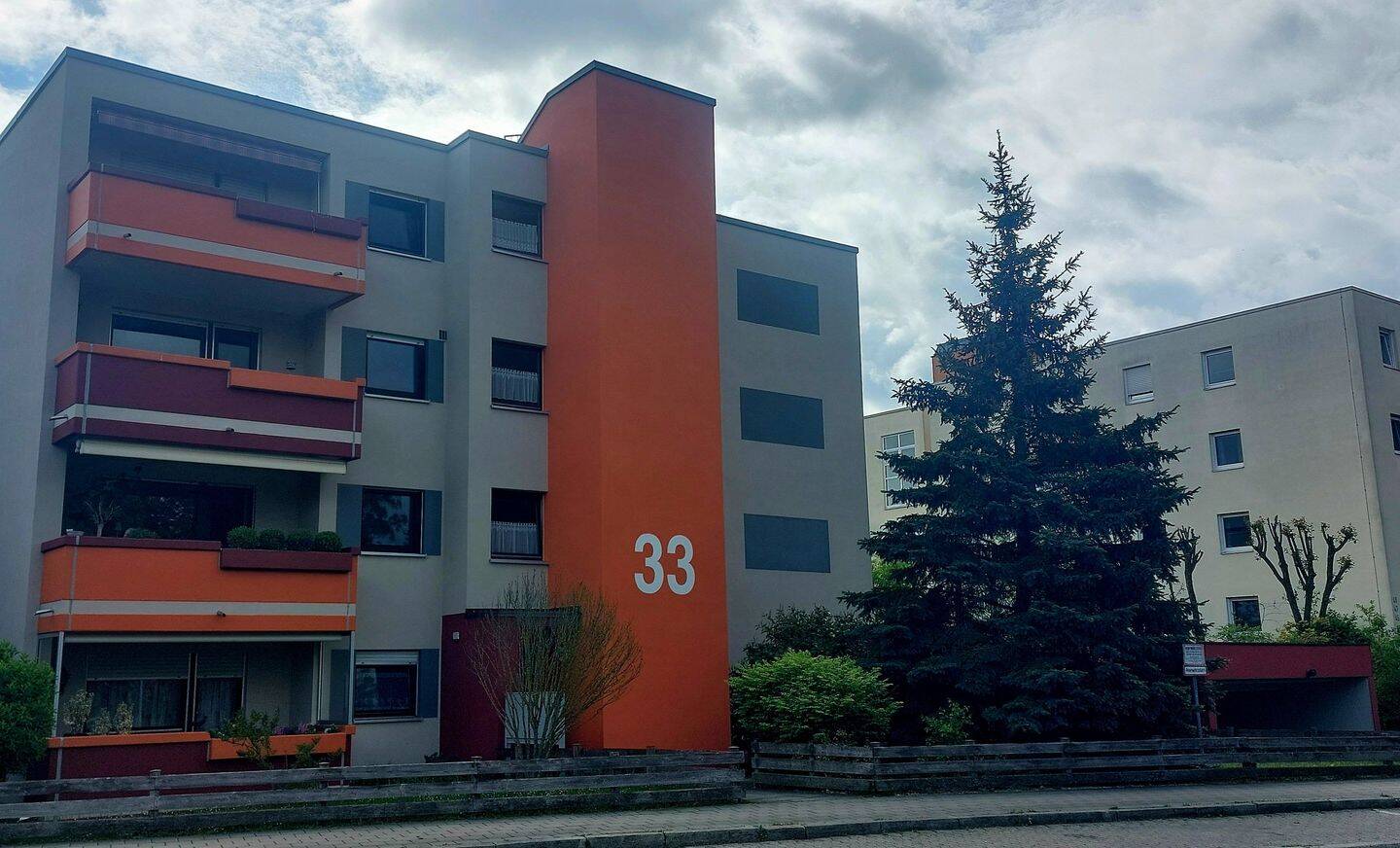 Wohnen zwischen Natur und Stadt – provisionsfreie 2-Zimmer-Wohnung mit Balkon und Tiefgarage in Fürth-Burgfarrnbach, 90768 Fürth