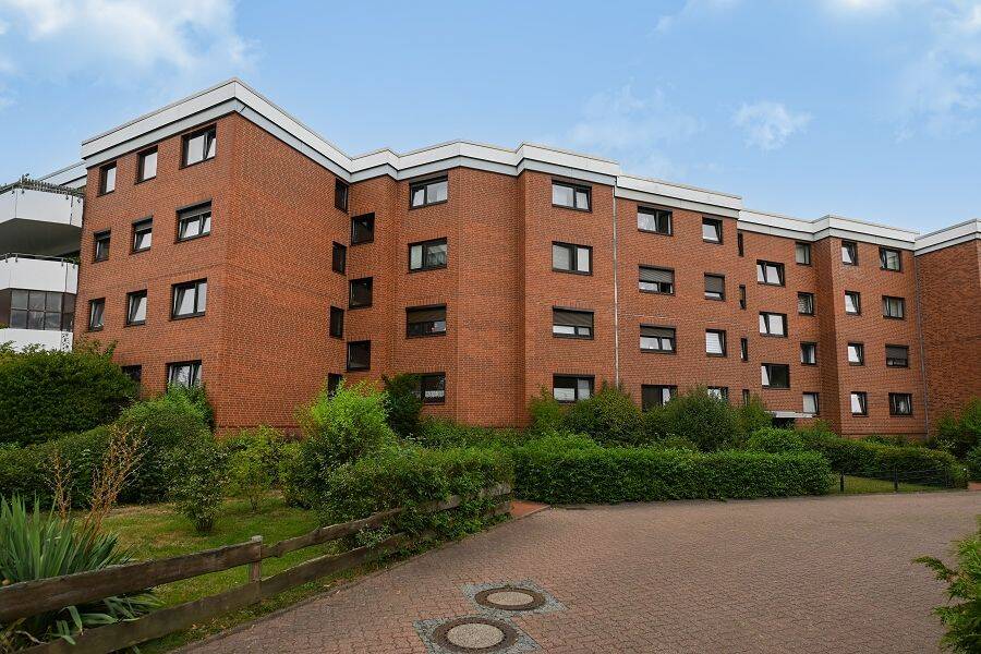 Großzügige und sanierte 3-Zimmerwohnung mit 2 Balkonen, Einbauküche und Garage!, 30880 Laatzen