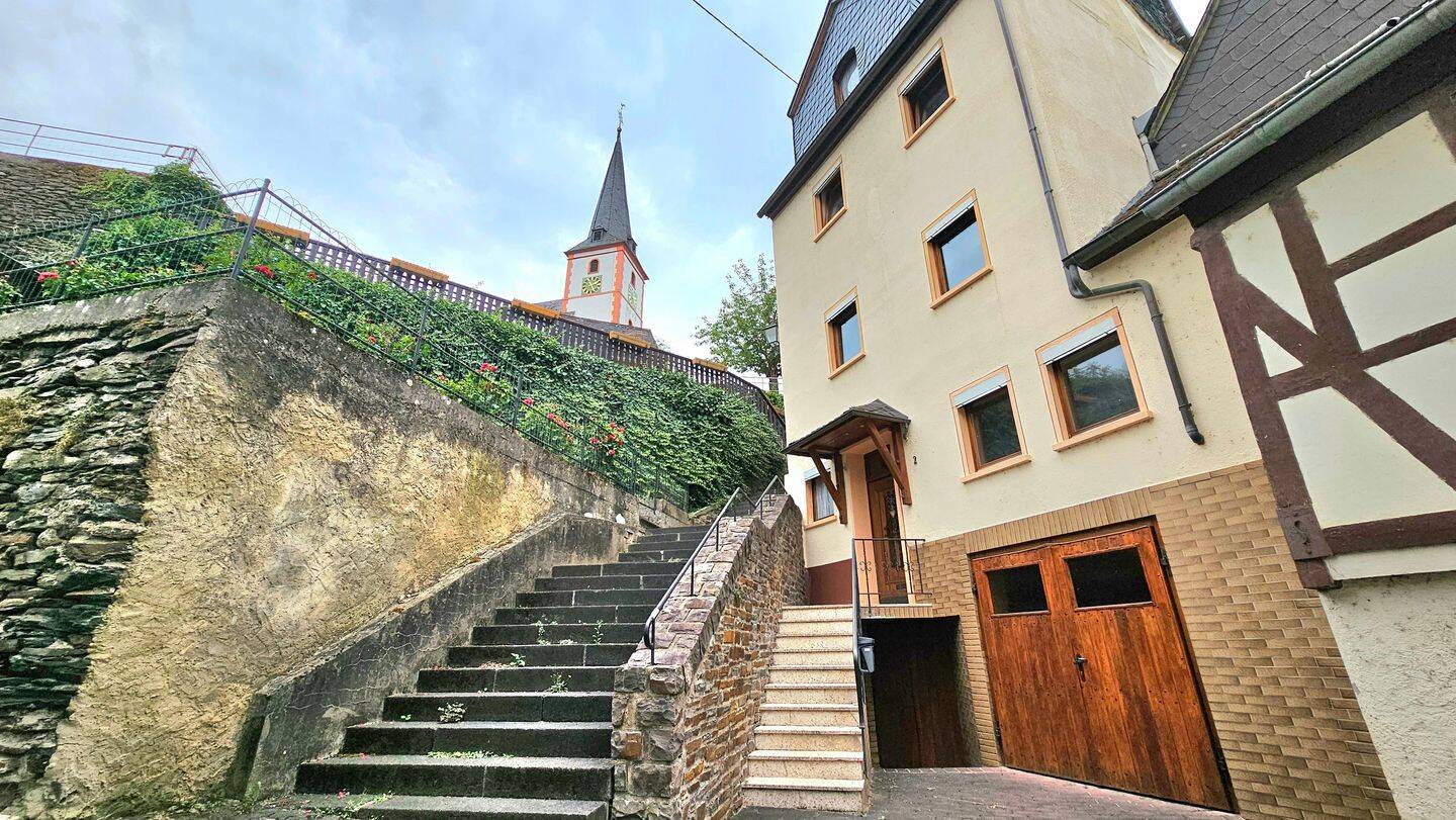 Gepflegtes Ein- bis Zweifamilienhaus mit Garten und Blick auf Weinberge und Mosel in Briedel, 56867 Briedel