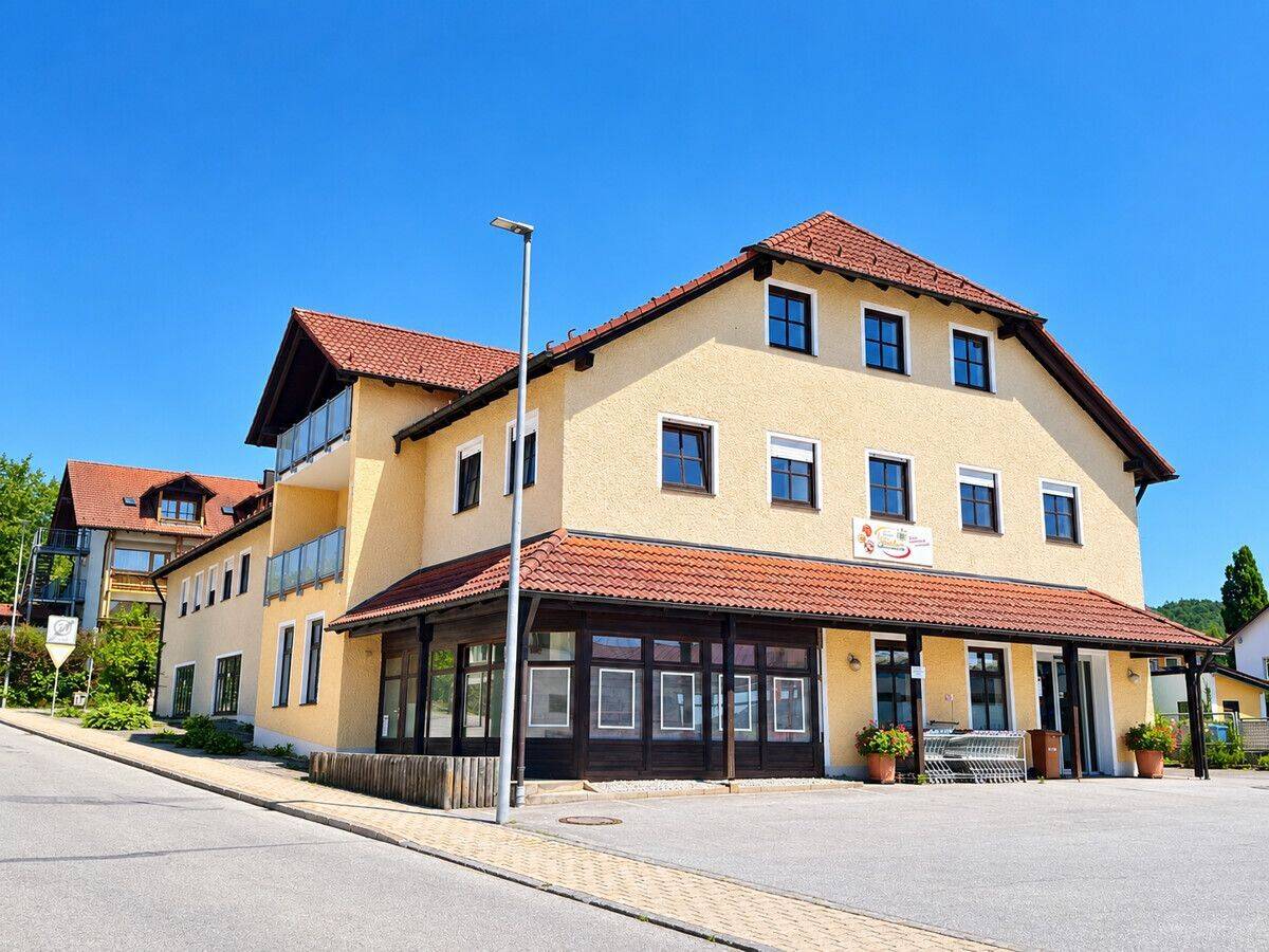 Wohn- u. Geschäftshaus im Ortszentrum m. ca. 1.060 m2 vermietbarer Fläche + 30 Parkplätze!, 94551 Lalling
