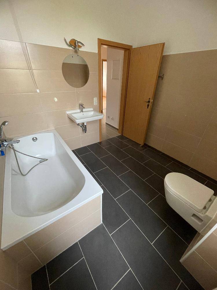 Objekt-Nr.: 14323 – Schöne bezugsfreie 3-Zimmer-Maisonette-ETW mit Wanne im EG und 1. OG in Plauen (Reusa), 8529 Plauen