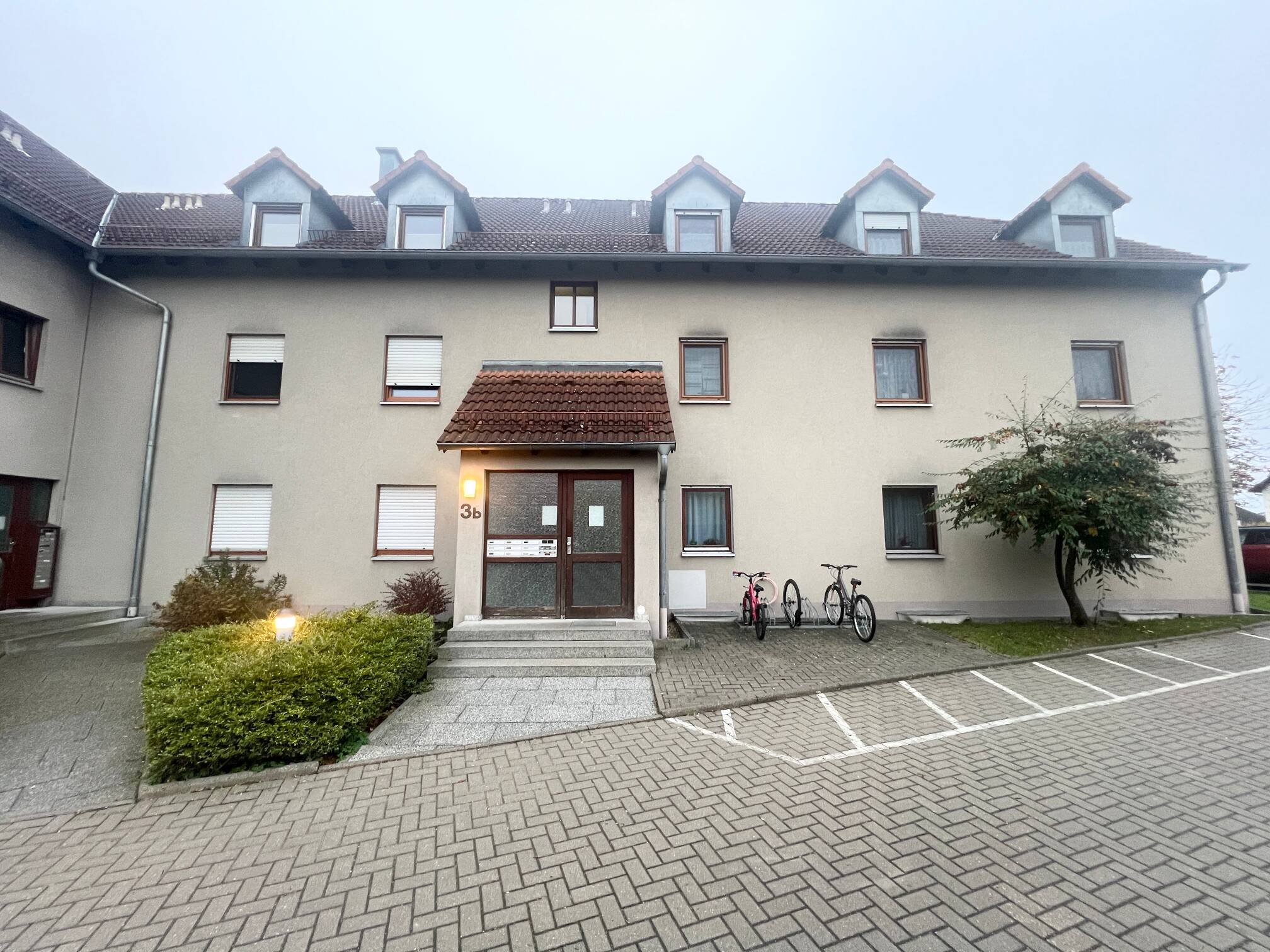 Gepfelgte 2 Zimmer Dachgeschosswohnung mit Balkon & Garage, 92353 Postbauer-Heng